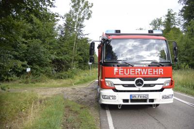 Pkw schanzt in Wald und brennt vollstaendig aus - 5 Feuerwehren im Einsatz bei Uhingen